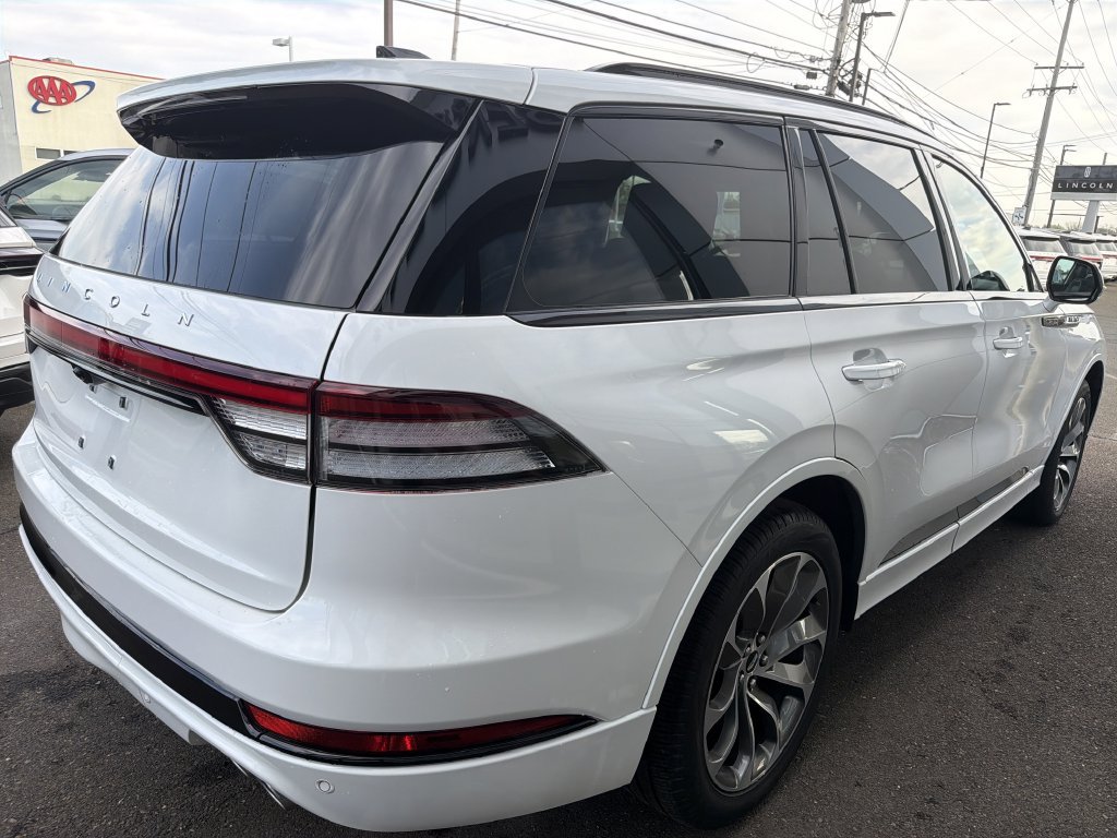 New 2026 Lincoln Aviator AWD w/ Jet Appearance Package image 3