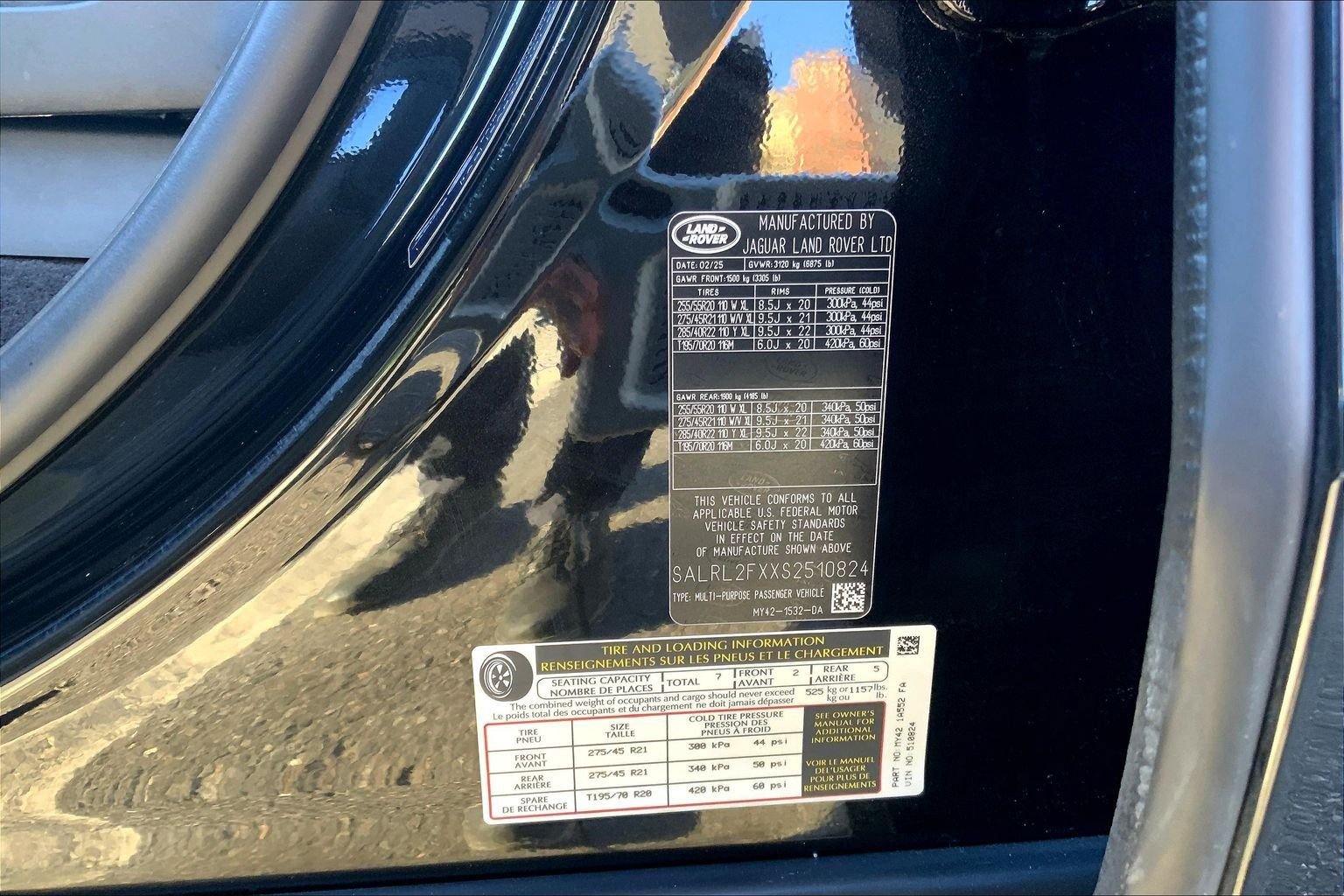 Used 2025 Land Rover Discovery Dynamic SE AWD/4WD image 33