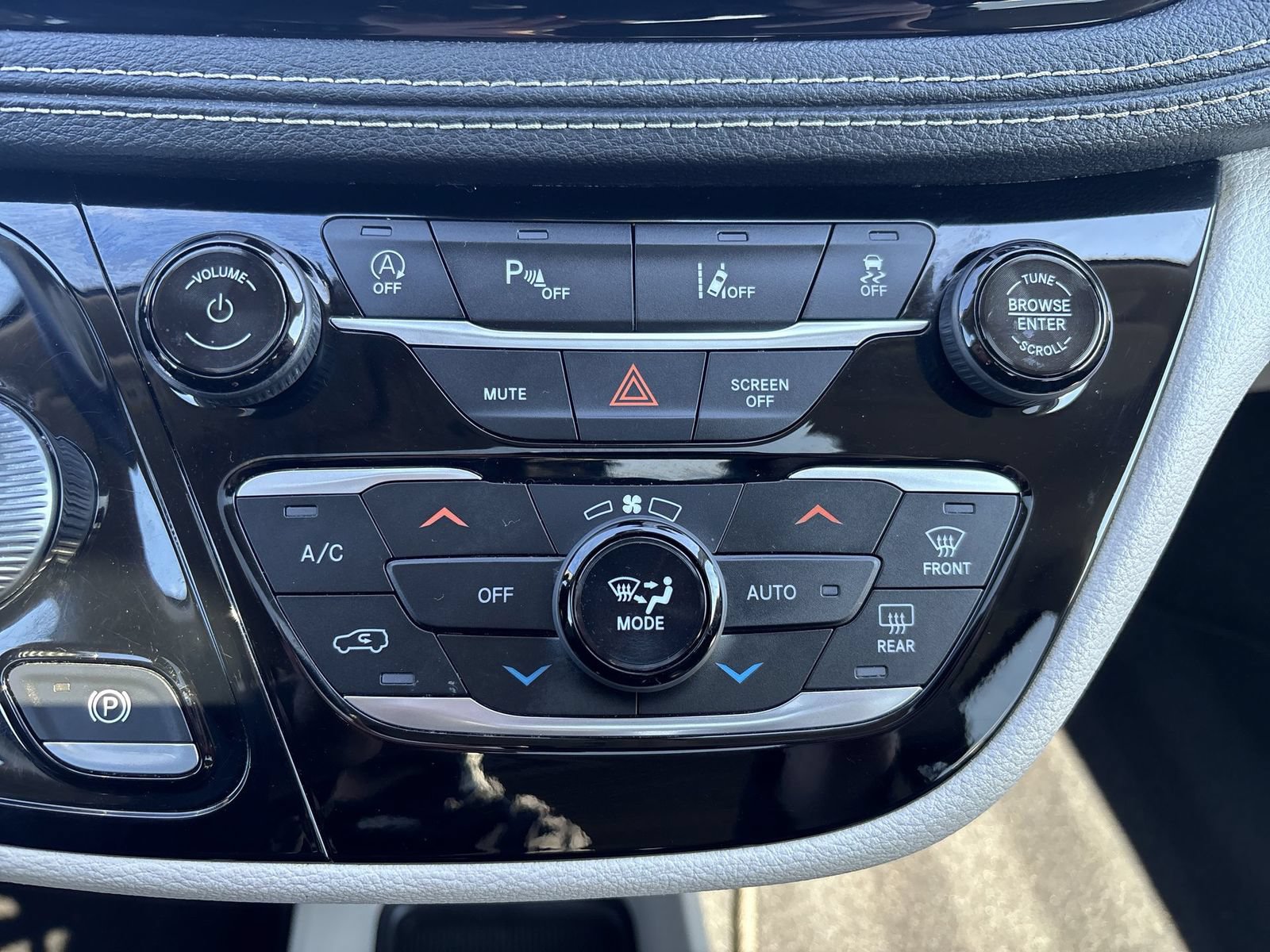 Used 2022 Chrysler Pacifica Touring-L AWD/4WD image 19