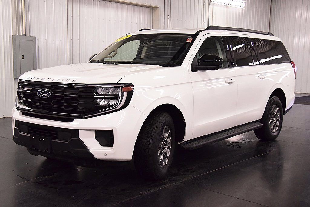 Used 2025 Ford Expedition Max Active AWD/4WD image 3