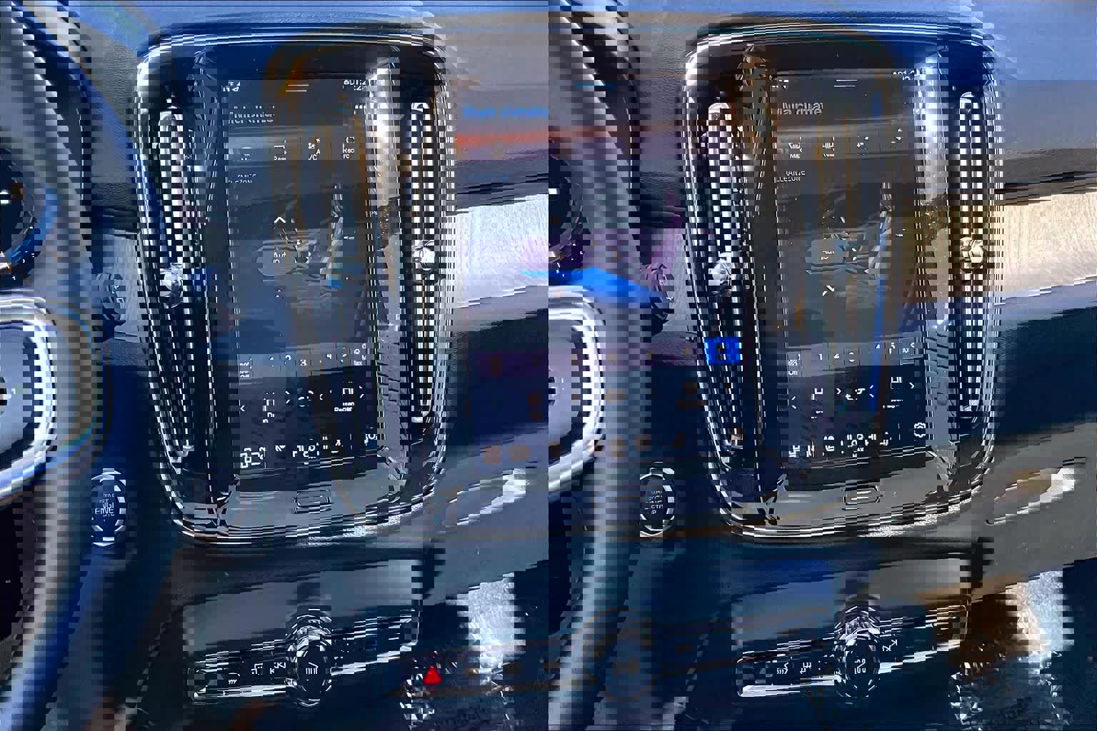 Used 2023 Volvo XC40 B5 Plus w/ Driver Assist Package image 7