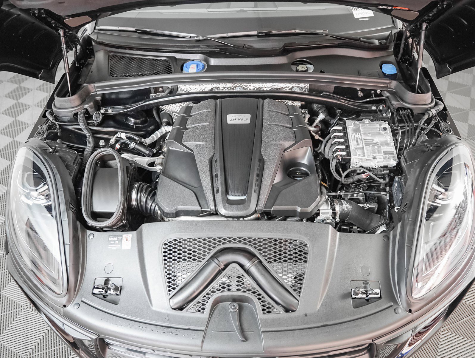 Used 2025 Porsche Macan S image 13