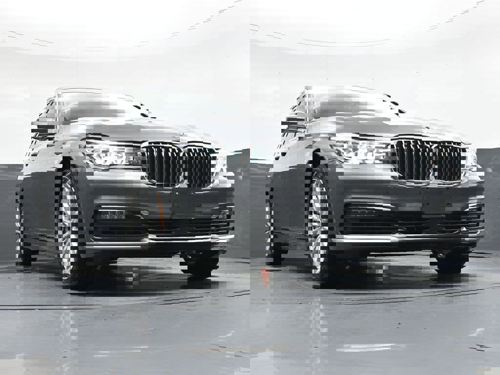 Used 2018 BMW 740i RWD image 35