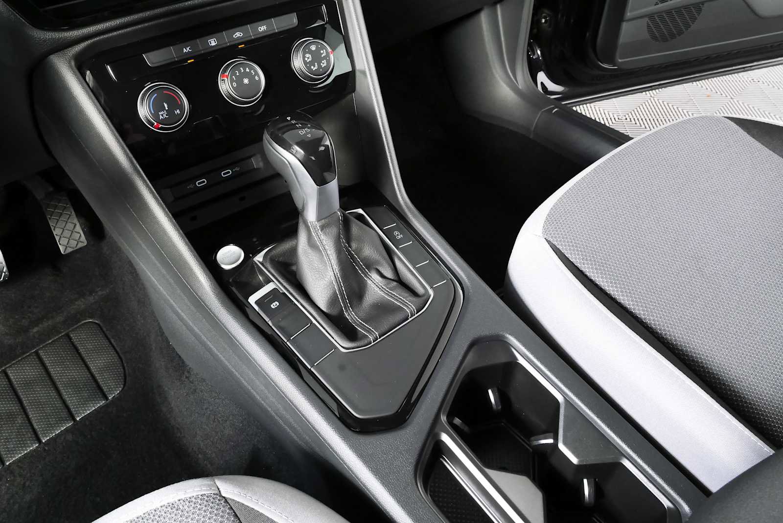 Certified 2024 Volkswagen Taos S FWD image 19