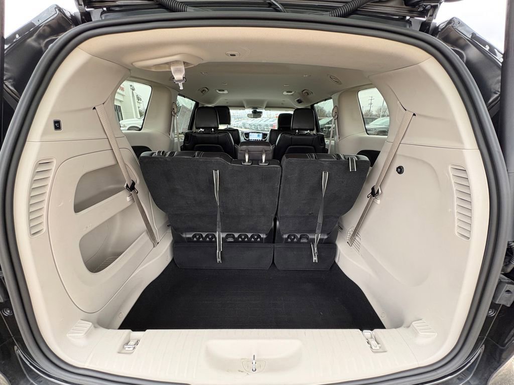 Used 2023 Chrysler Pacifica Touring-L image 30