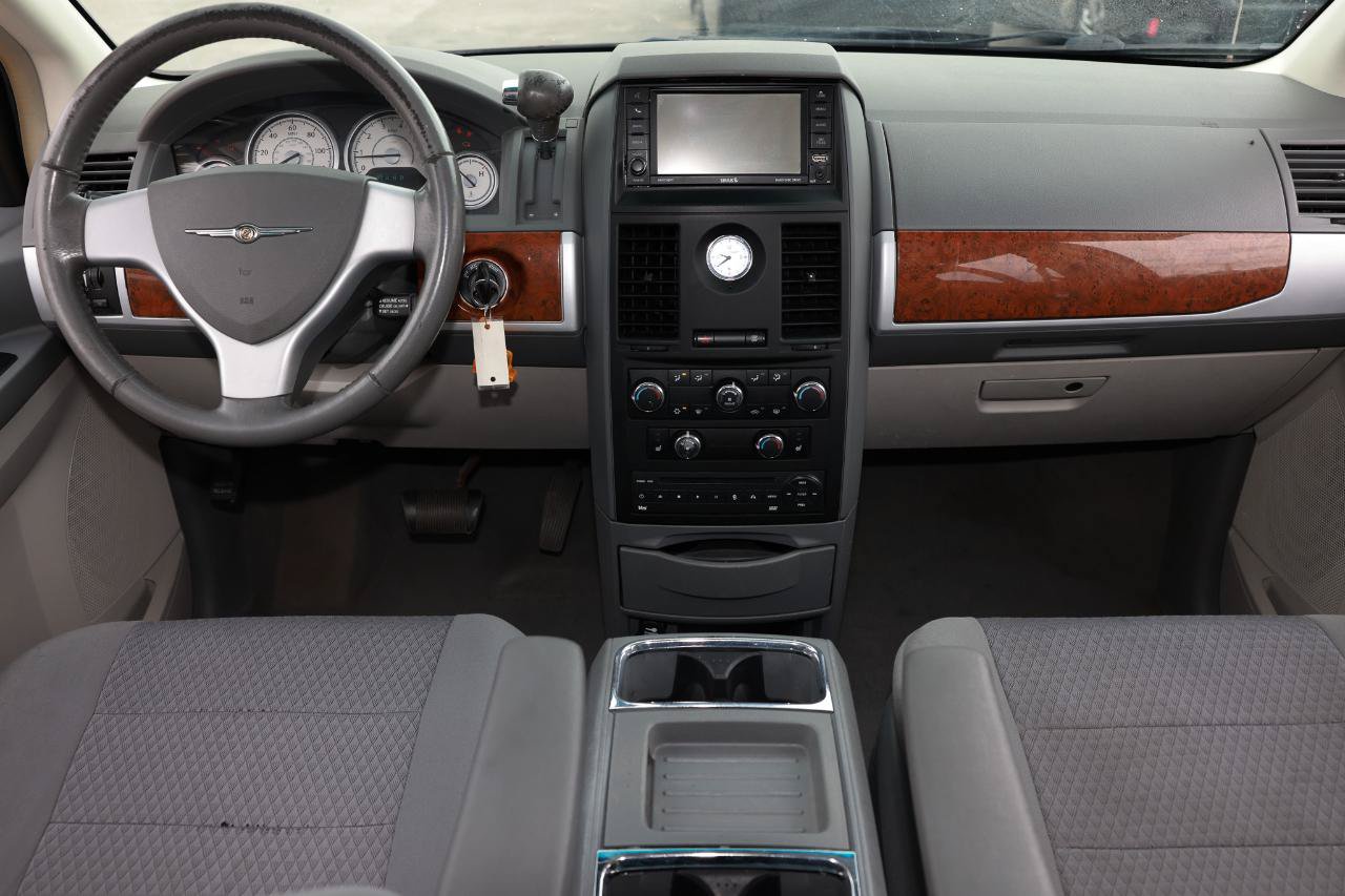 Used 2008 Chrysler Town & Country Touring w/ Entertainment Group #2 FWD image 2