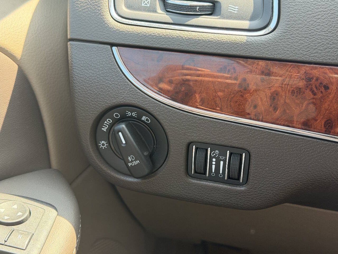 Used 2012 Chrysler Town & Country Touring-L w/ Entertainment Group #2 FWD image 25
