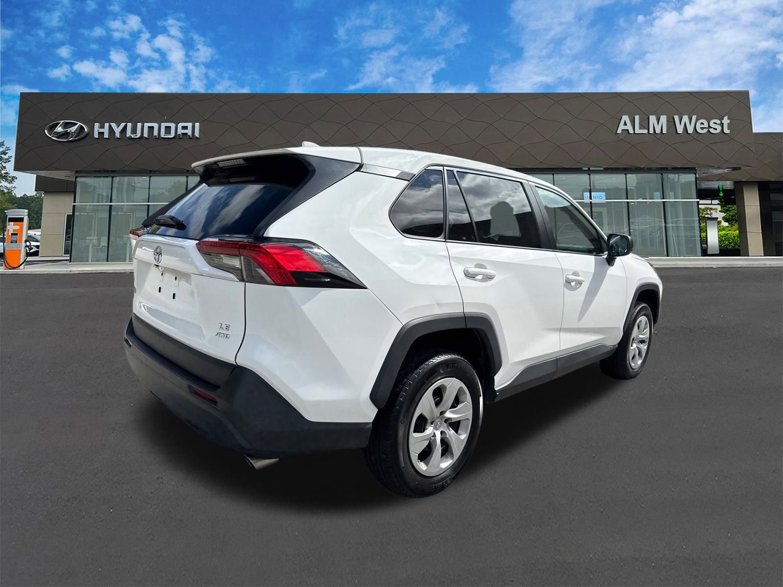 Used 2022 Toyota RAV4 LE image 5