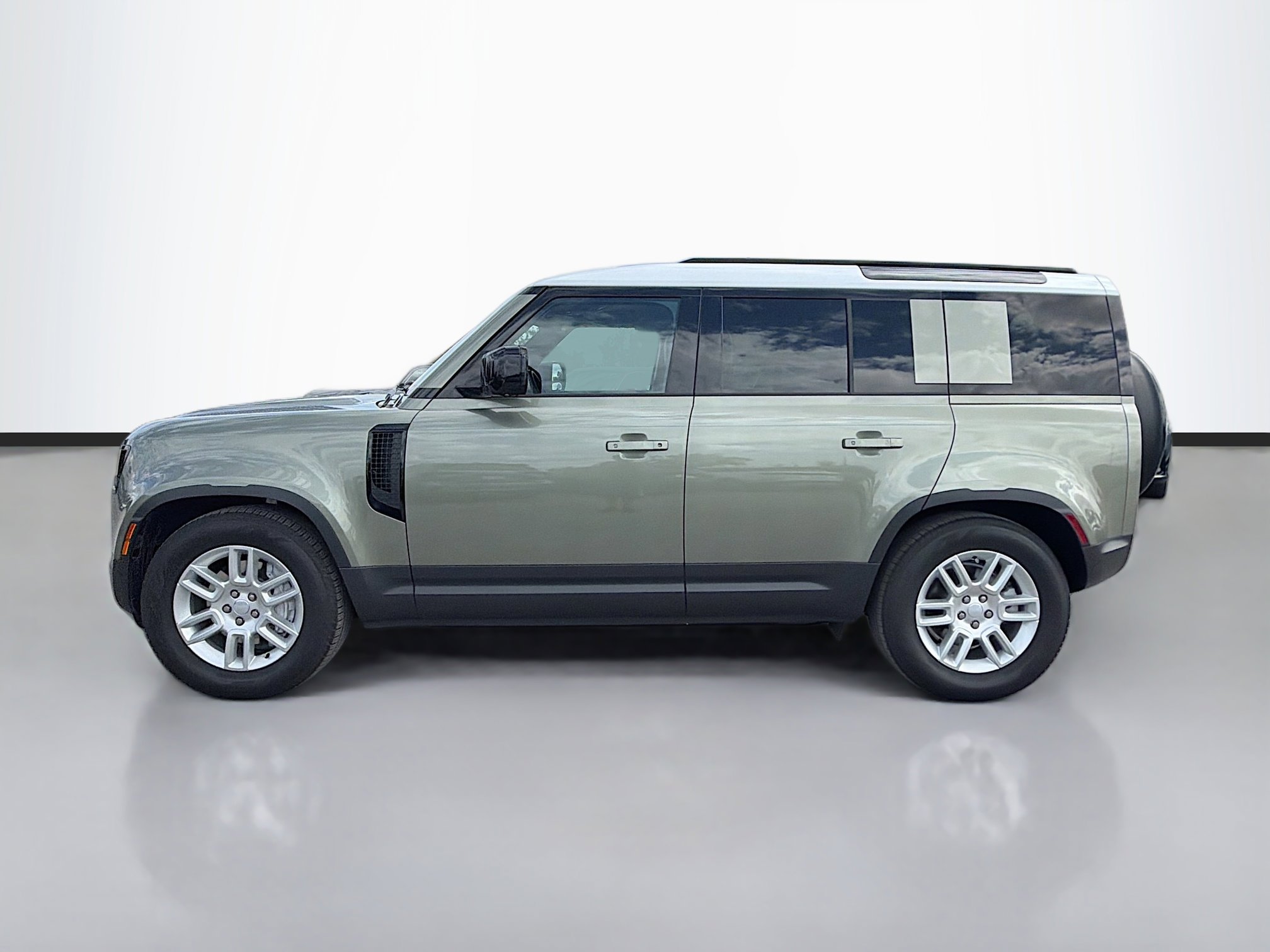 Used 2025 Land Rover Defender 110 S image 2