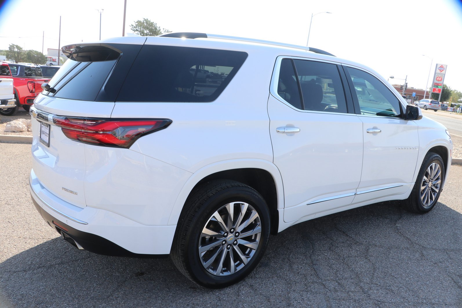 Used 2023 Chevrolet Traverse Premier FWD image 7