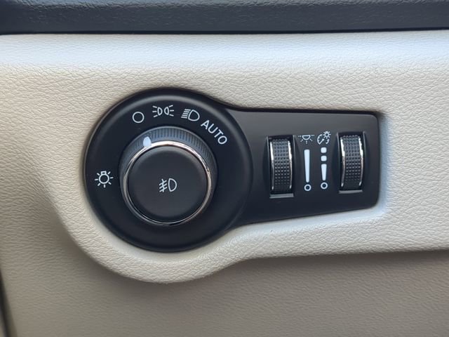 Used 2024 Chrysler Pacifica Touring-L FWD image 28