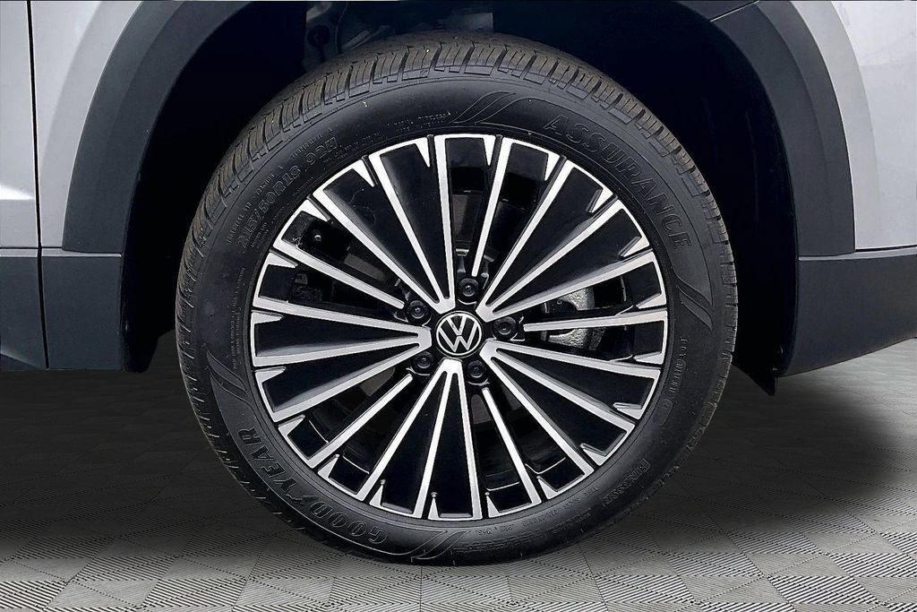 Used 2025 Volkswagen Taos SE image 34