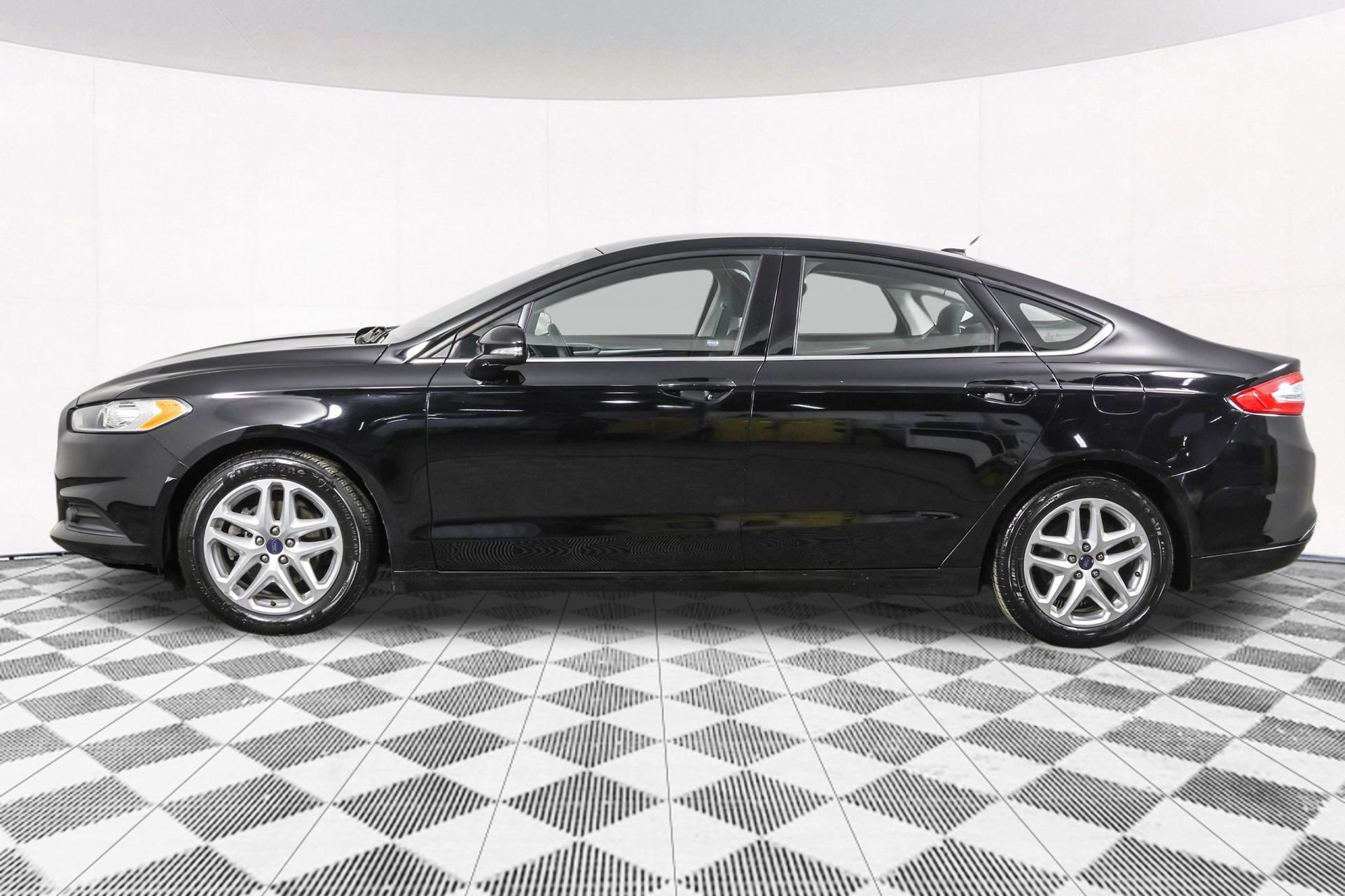 Used 2016 Ford Fusion SE image 18