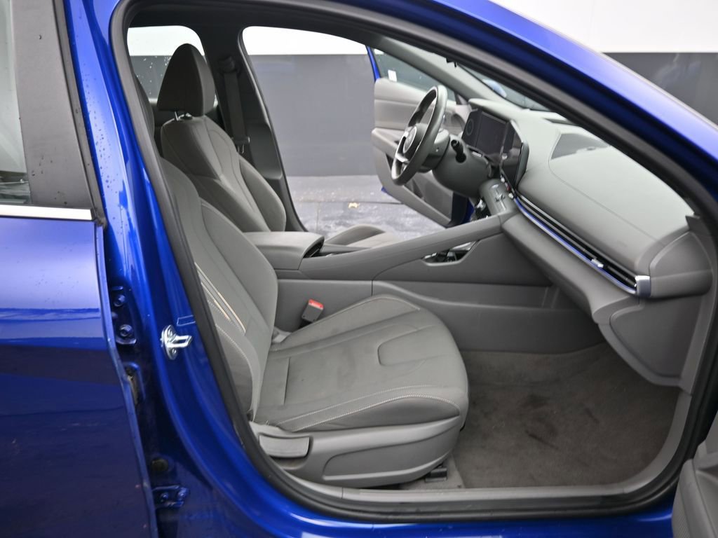 Used 2025 Hyundai Elantra SEL image 46