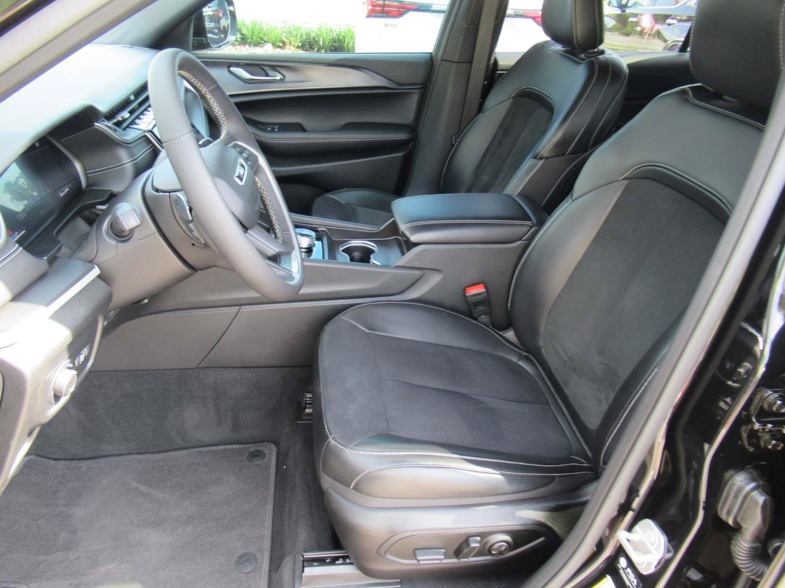 Used 2025 Jeep Grand Cherokee L Laredo RWD image 17