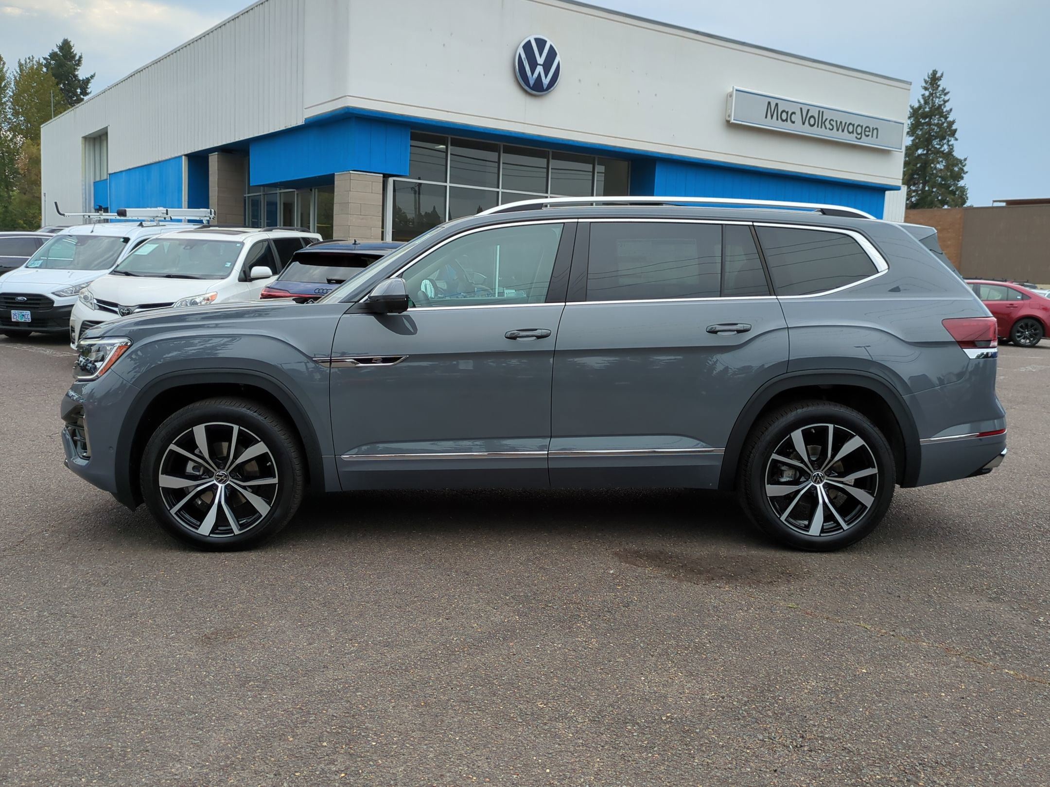 New 2025 Volkswagen Atlas SEL Premium R-Line image 2