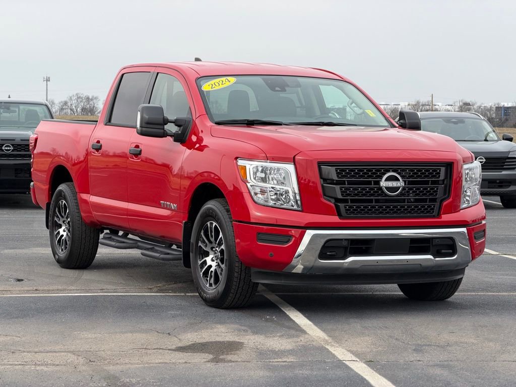 Used 2024 Nissan Titan SV w/ SV Convenience Package image 2