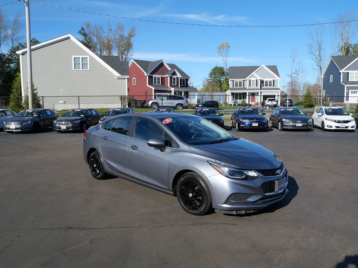 Used 2018 Chevrolet Cruze LT w/ Convenience Package FWD image 2
