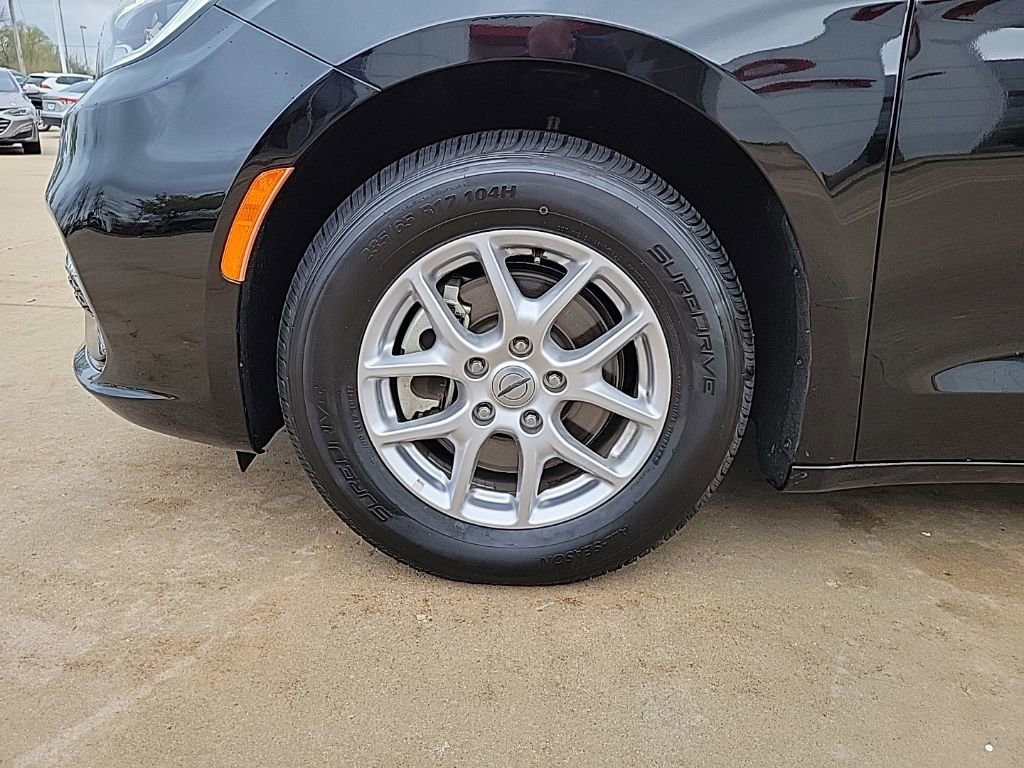 Used 2024 Chrysler Pacifica Touring-L FWD image 16