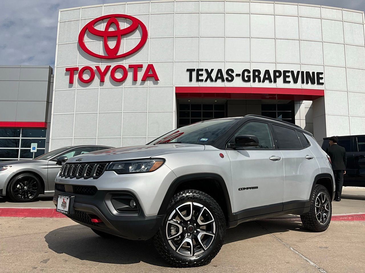 Used 2025 Jeep Compass Trailhawk AWD/4WD image 2
