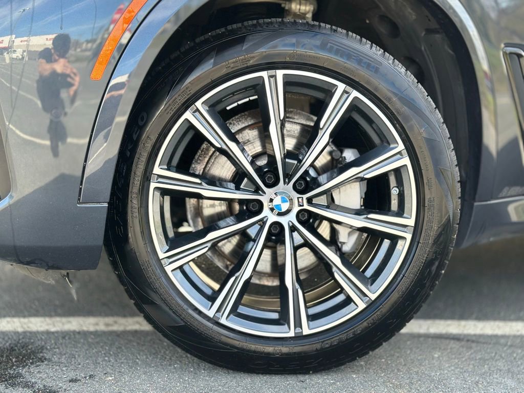 Used 2022 BMW X5 xDrive40i w/ M Sport Package AWD/4WD image 2