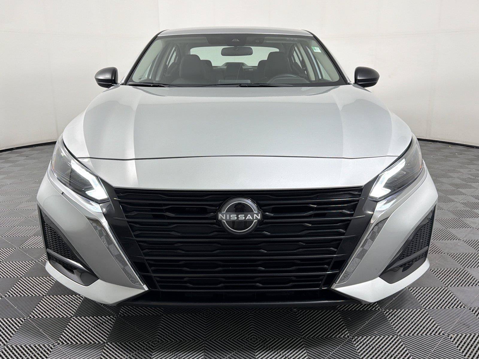 Used 2025 Nissan Altima 2.5 SV FWD image 2