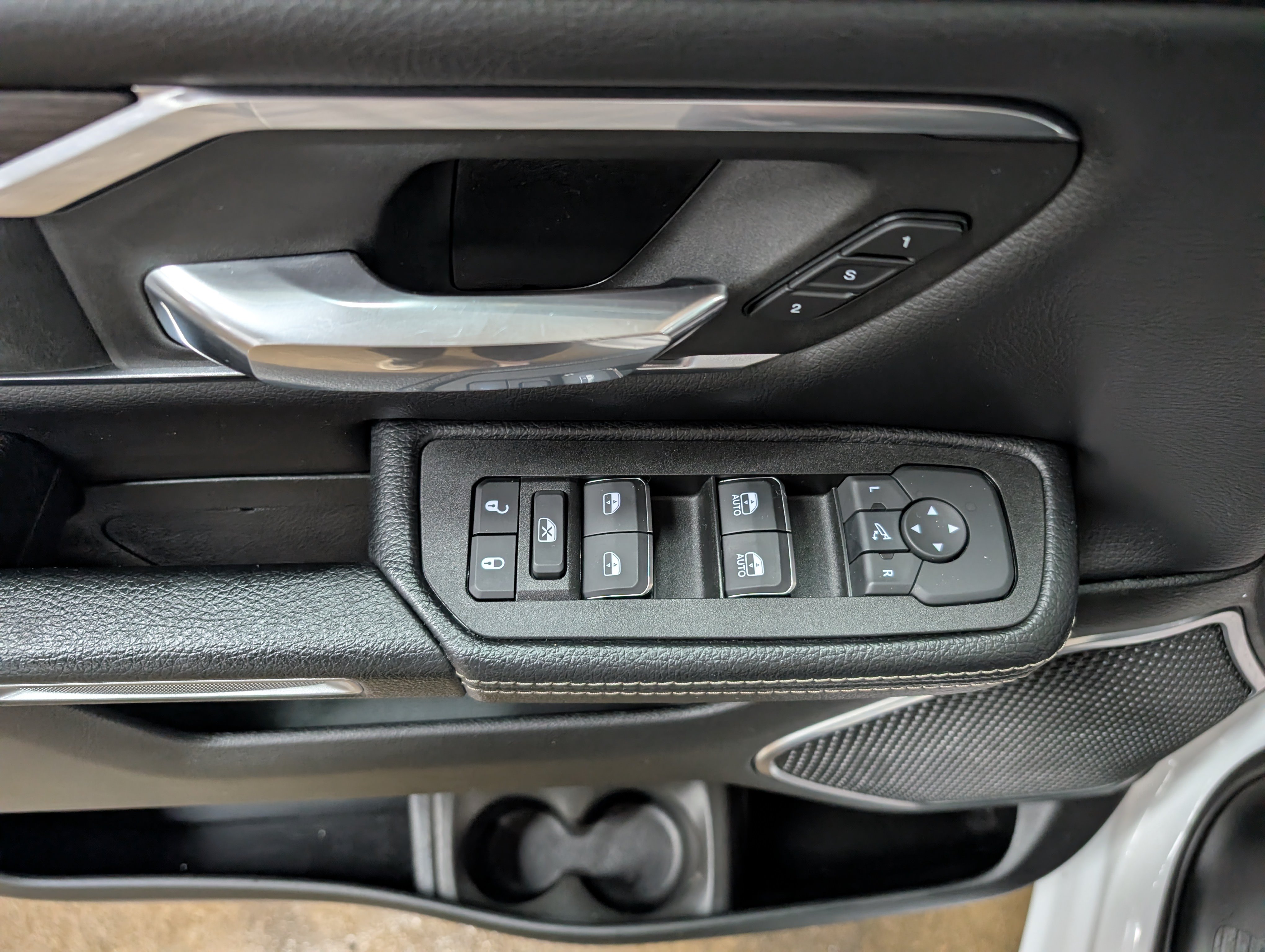 Used 2025 RAM 1500 Laramie AWD/4WD image 11