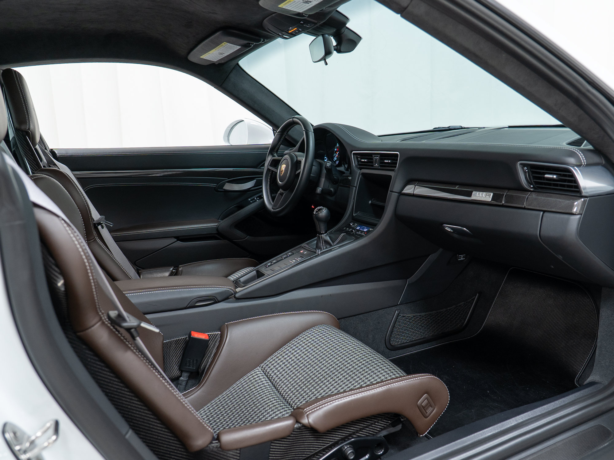 Certified 2016 Porsche 911 R RWD image 32