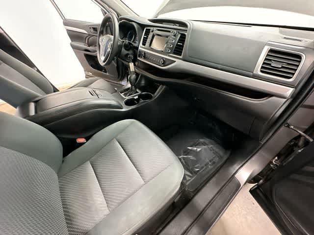 Used 2019 Toyota Highlander LE AWD/4WD image 18