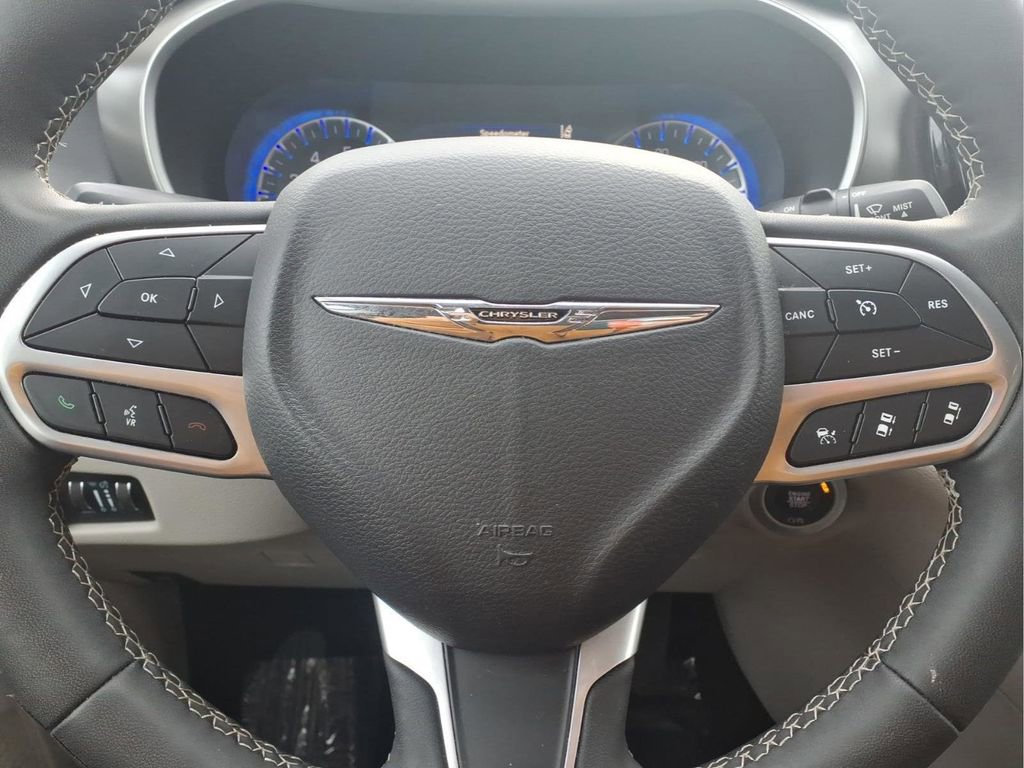 Used 2023 Chrysler Pacifica Touring-L FWD image 14