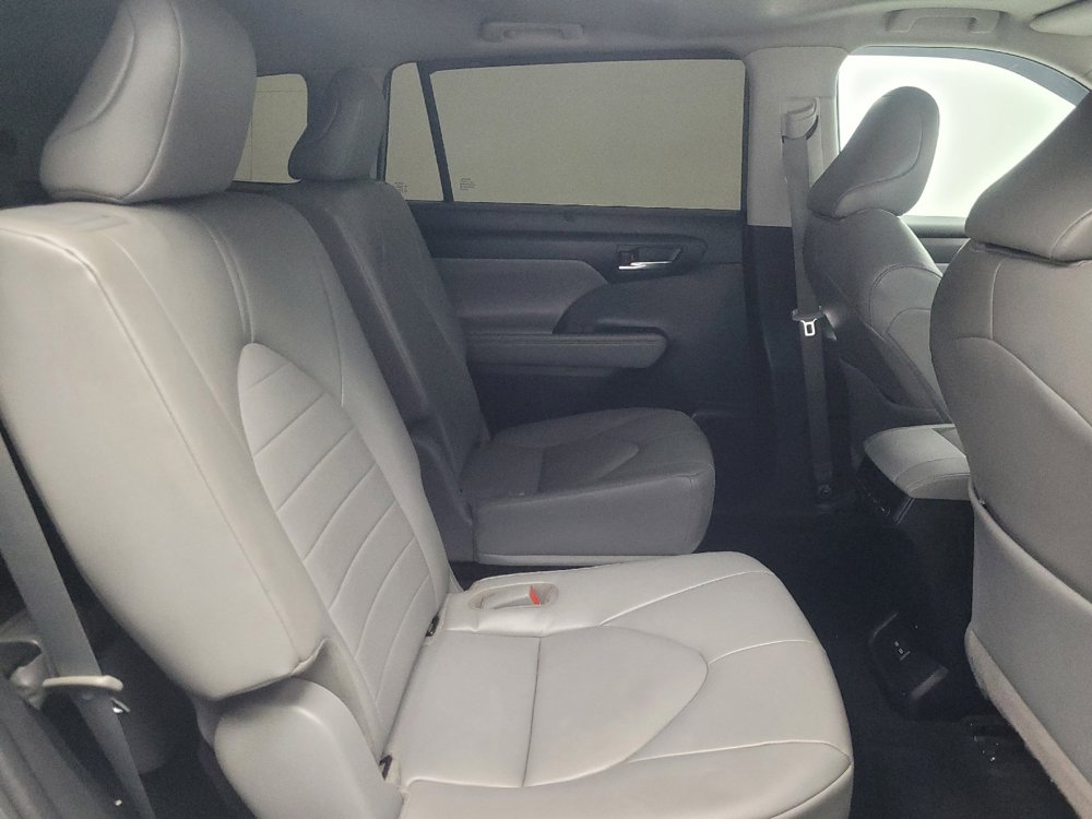 Used 2022 Toyota Highlander XLE image 19