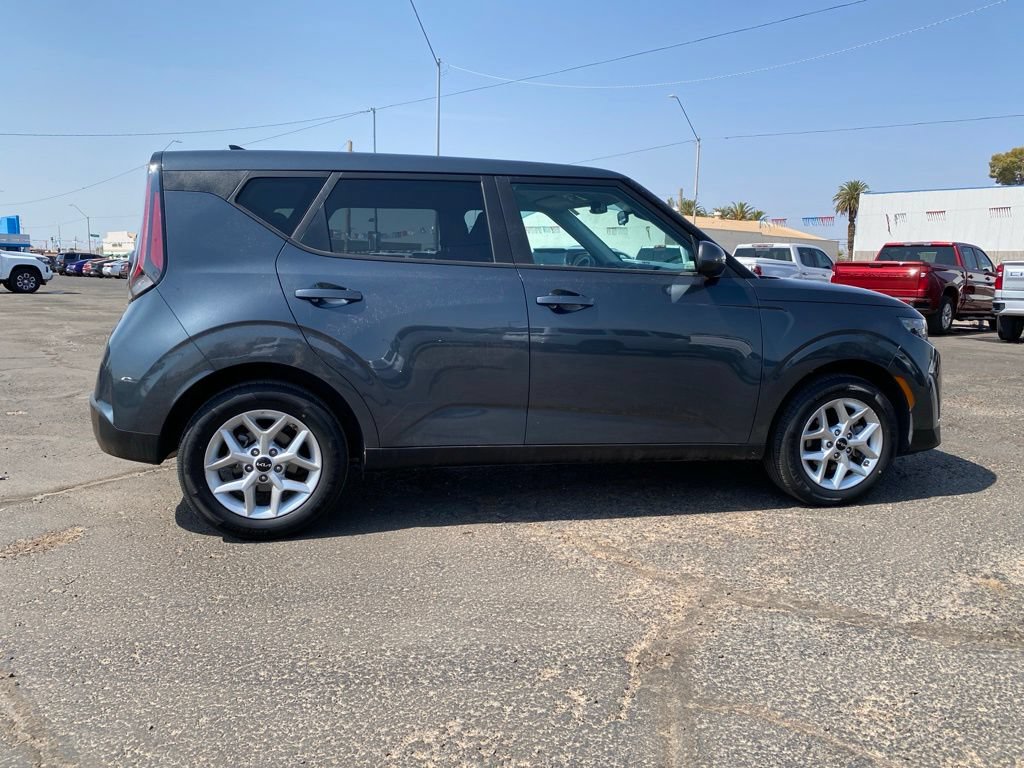 Used 2025 Kia Soul LX w/ LX Technology Package FWD image 5