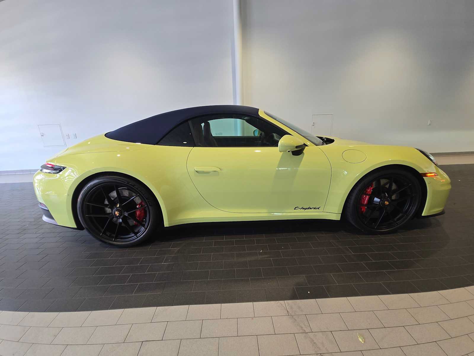 Used 2026 Porsche 911 Carrera 4 GTS AWD/4WD image 8