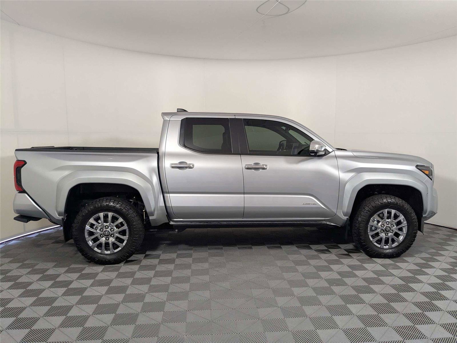 Used 2025 Toyota Tacoma Limited AWD/4WD image 4