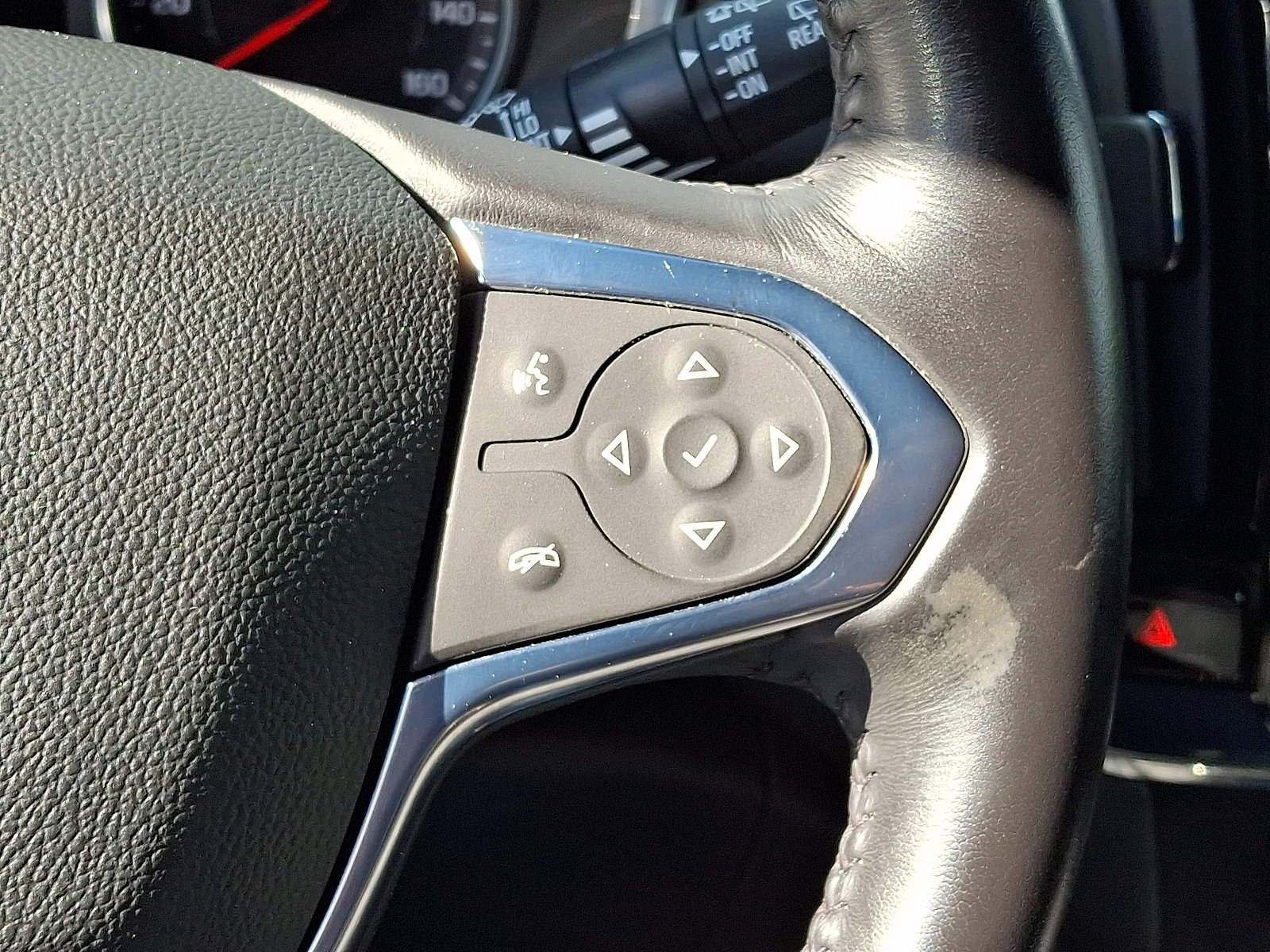 Used 2022 Chevrolet Traverse LT image 25