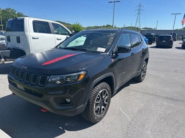 Used 2025 Jeep Compass Trailhawk w/ Trailer Tow Group AWD/4WD image 4