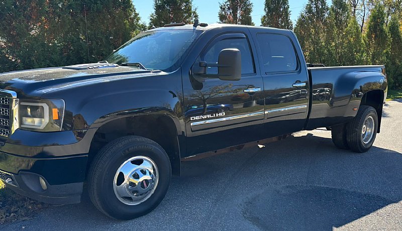 Used 2014 GMC Sierra 3500 Denali image 2