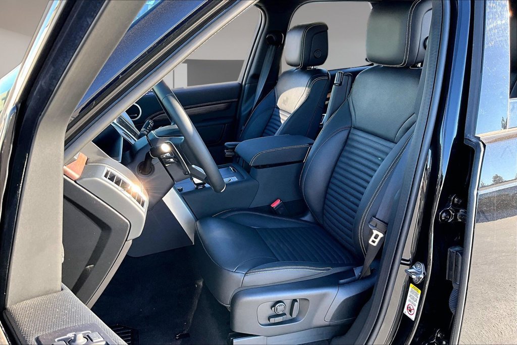 Certified 2025 Land Rover Discovery Dynamic SE AWD/4WD image 19