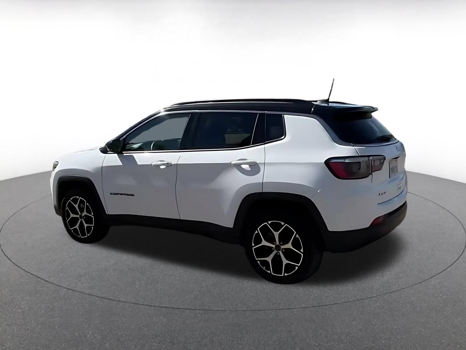 Used 2025 Jeep Compass Limited AWD/4WD image 9