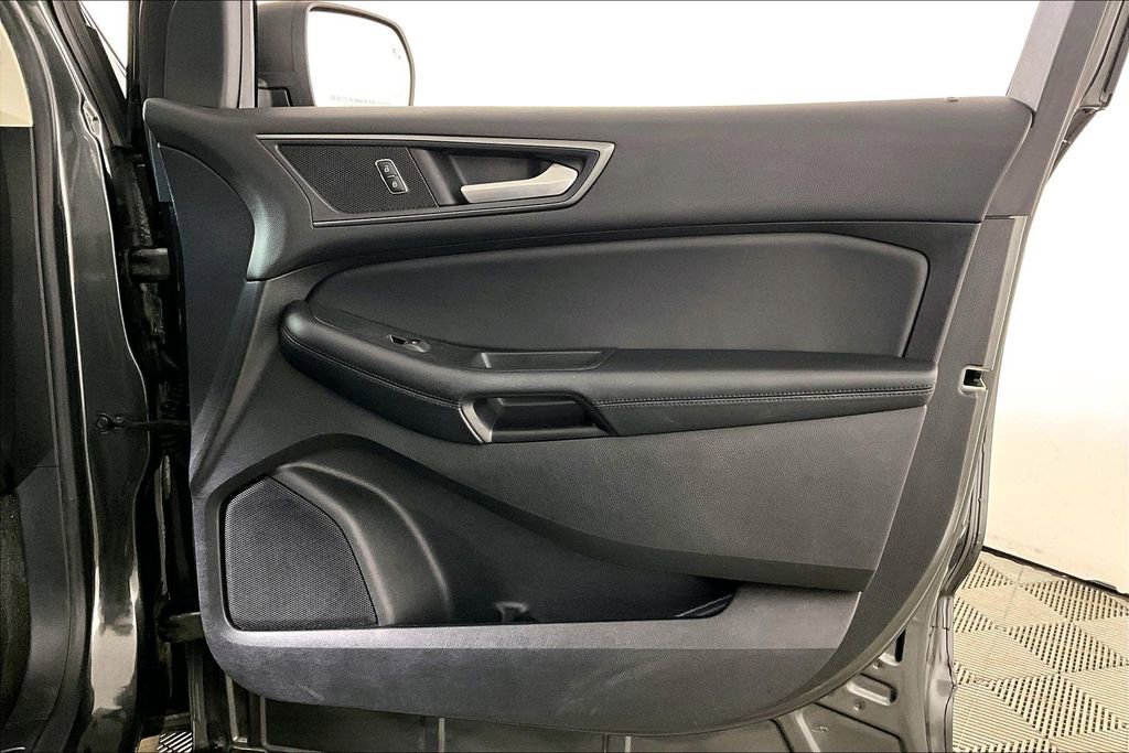 Used 2020 Ford Edge SE image 23