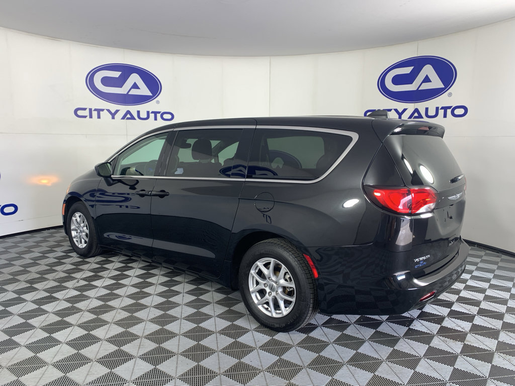 Used 2023 Chrysler Voyager LX FWD image 5