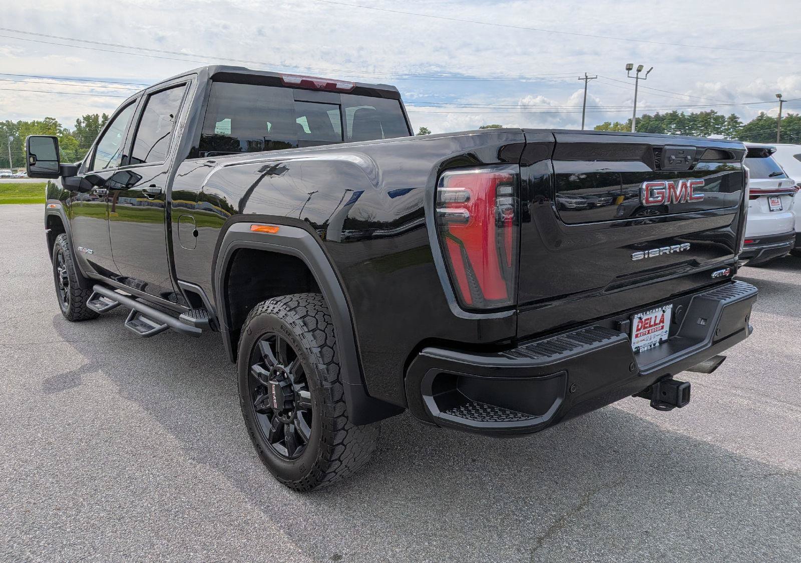 Used 2024 GMC Sierra 2500 AT4 w/ Technology Package AWD/4WD image 8