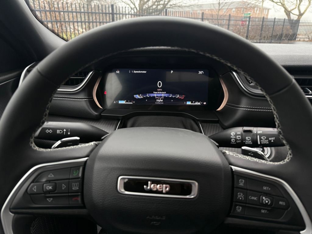 Used 2024 Jeep Grand Cherokee Laredo X image 22