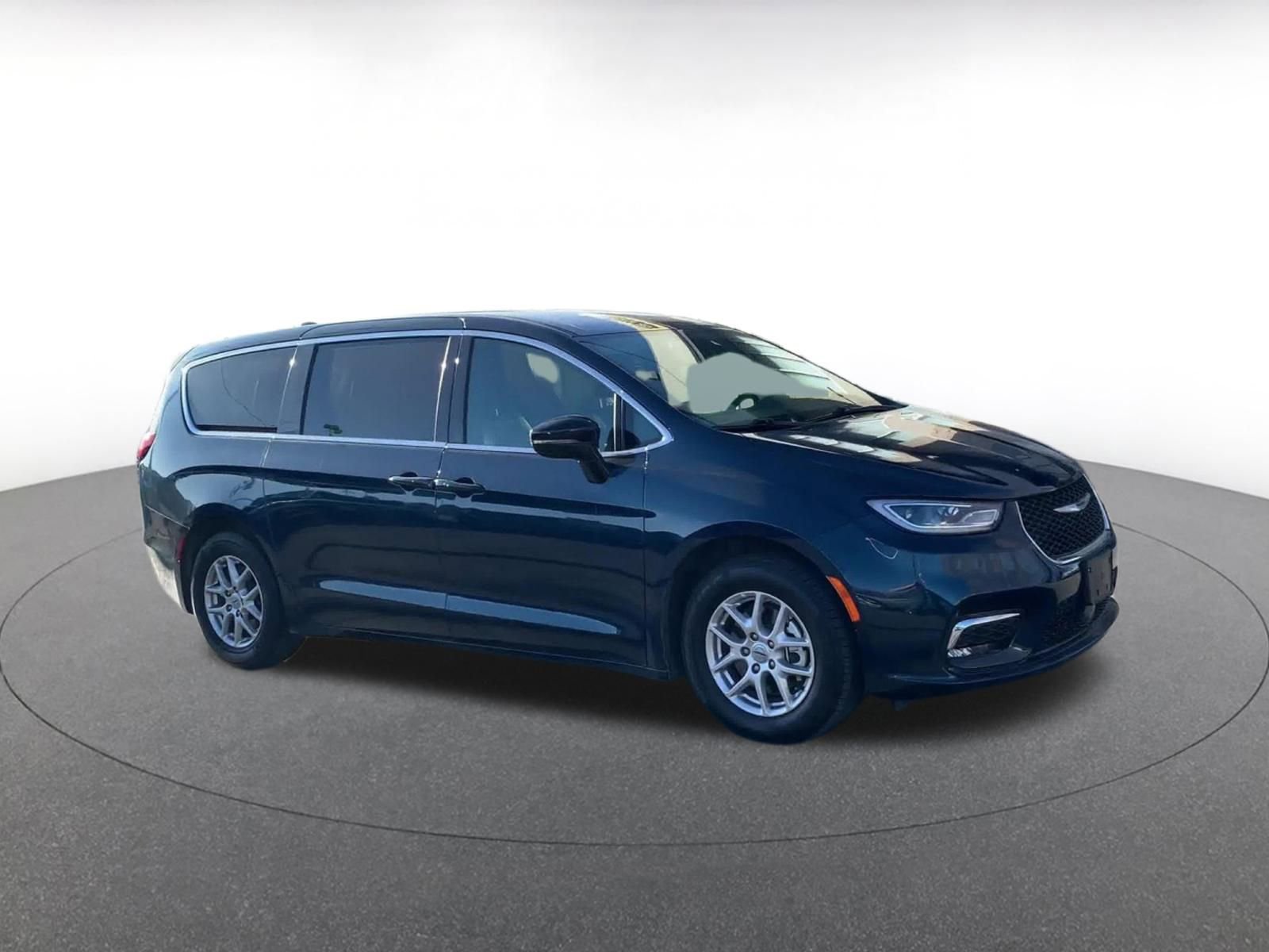 Used 2025 Chrysler Pacifica Select image 2
