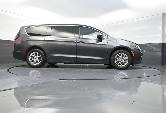 Used 2023 Chrysler Pacifica Touring-L image 39