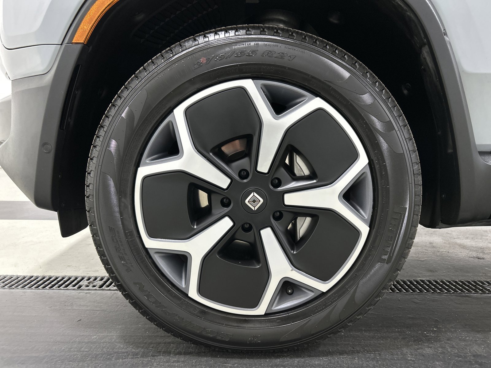 Used 2024 Rivian R1S Adventure image 9
