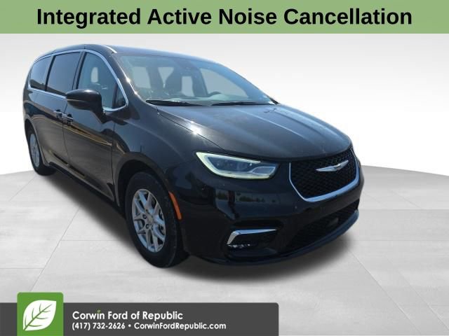Used 2024 Chrysler Pacifica Touring-L image 3