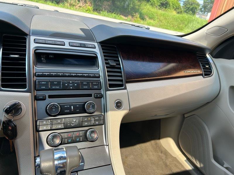 Used 2010 Ford Taurus Limited FWD image 19