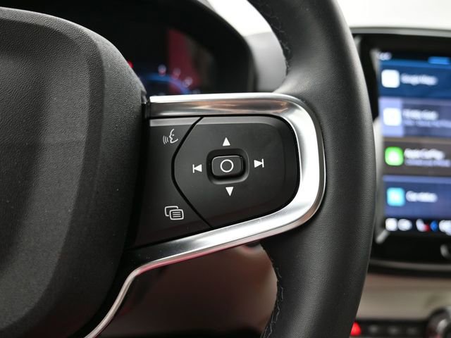 Used 2023 Volvo XC40 B5 Plus image 23