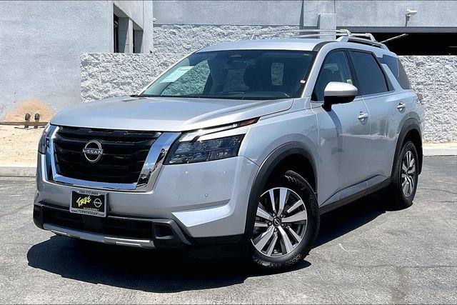 Used 2025 Nissan Pathfinder SL w/ Lighting Package (N92) AWD/4WD image 1